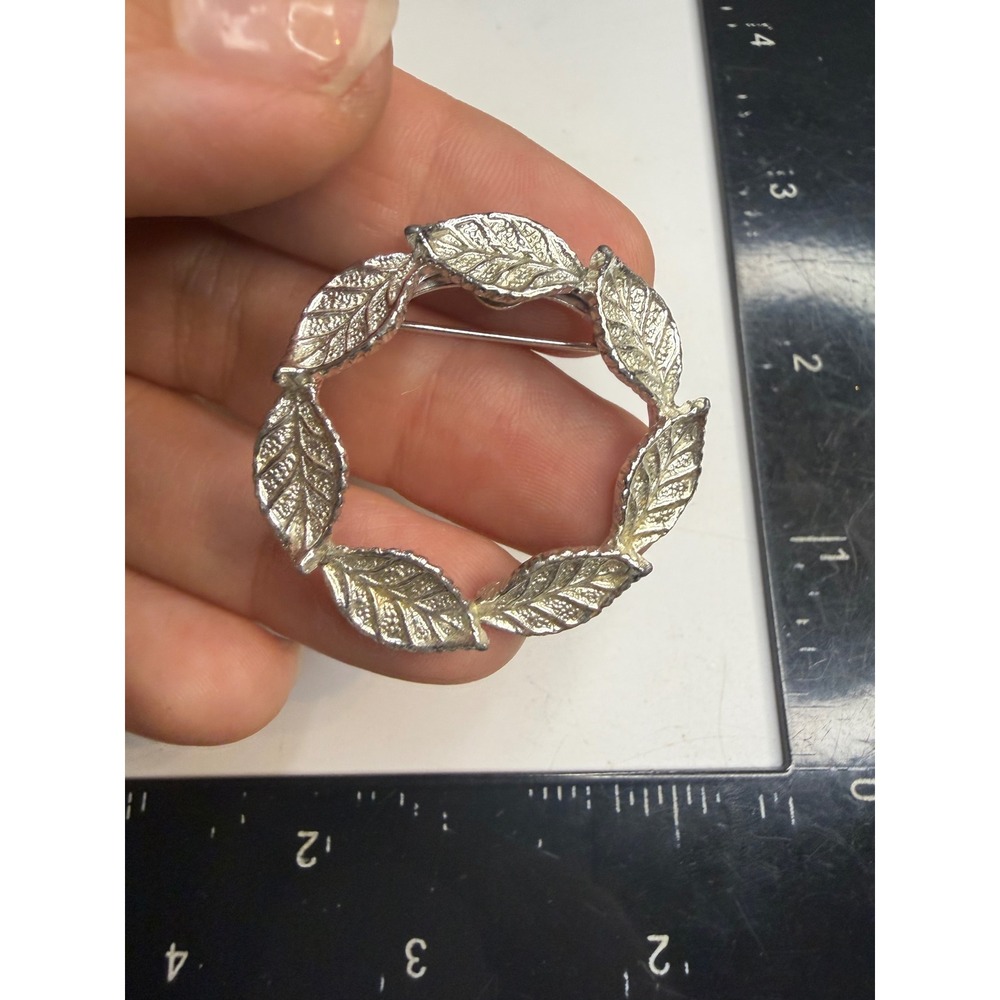 Gerrys Silver Tone Leaf Wreath Brooch Textured Foliage Circle Pin